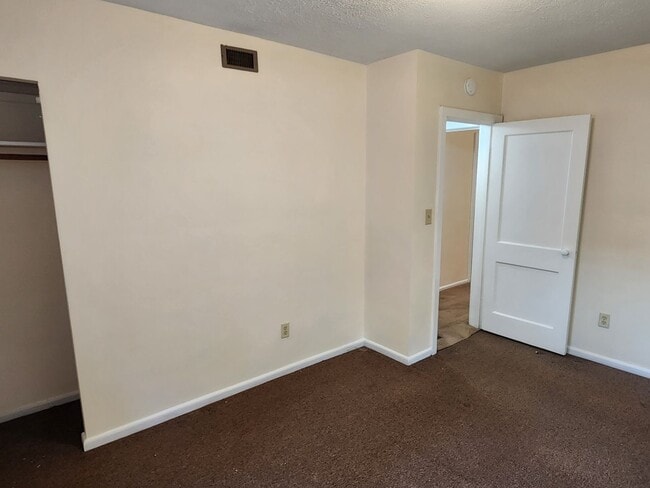 Building Photo - 387 Riverview Ave