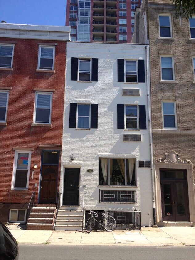 Pleasant building with only four units, recently renovated, quiet, with secure bike storage. - 1413 Lombard St