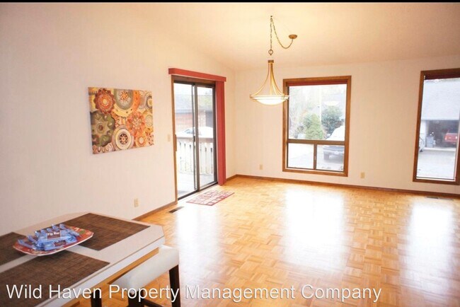 Building Photo - 3 br, 2 bath House - 1010 NW Summerwood Dr