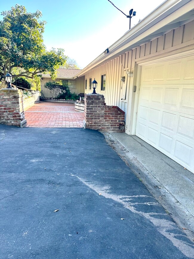 Building Photo - 4370 Calavo Dr