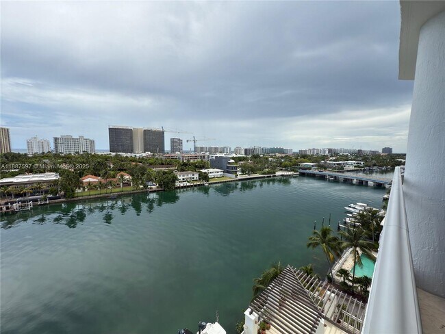 Foto del edificio - 9751 E Bay Harbor Dr