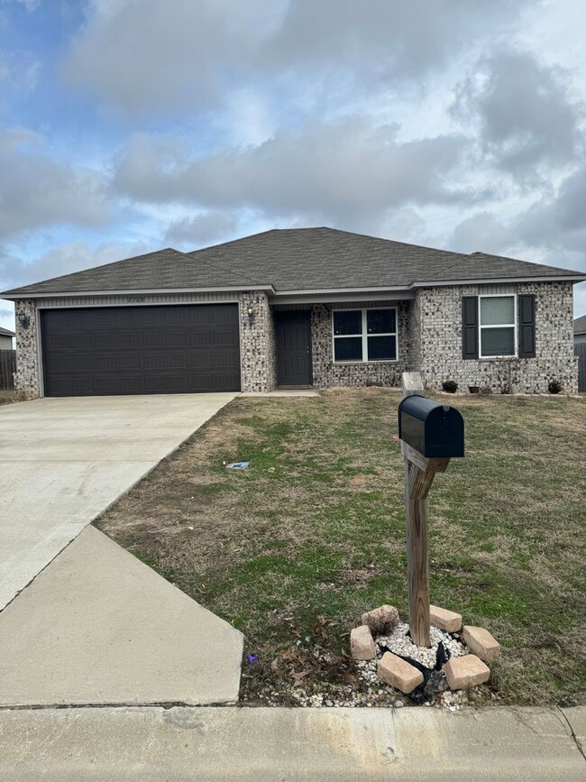 Building Photo - 3 Bed / 2 Bath Available Now!