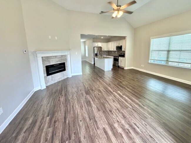 Foto del edificio - Now Leasing a 4-Bedroom 3 Bath Home In Somerville