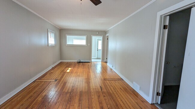 Foto del edificio - 914 Kampenga, 3 bedroom house with basement