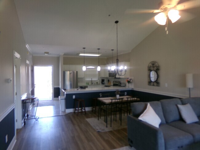 Foto del edificio - 4879 Dahlia Ct