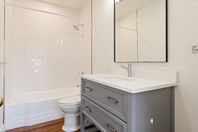 Building Photo - RECENTLY RENOVATED CHARMING 1/1 DUPLEX IN ...