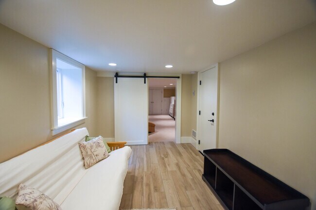 Encantador y amplio apartamento de un dormitorio. - 4220 Bagley Ave N