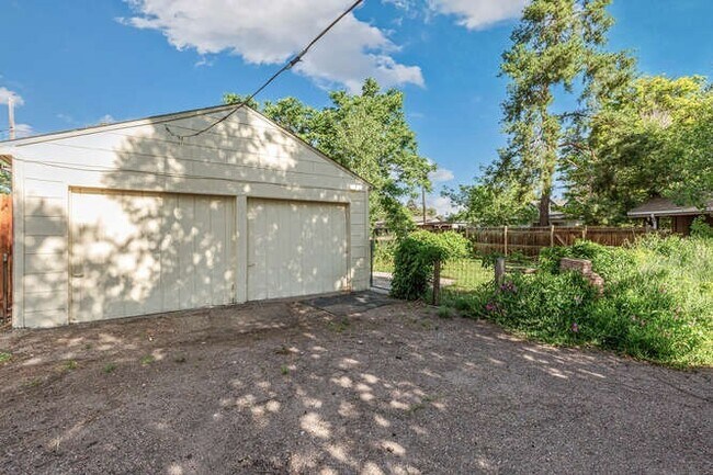 Building Photo - Super Cute 1 Bed, 1 Bath Carriage House!! ...
