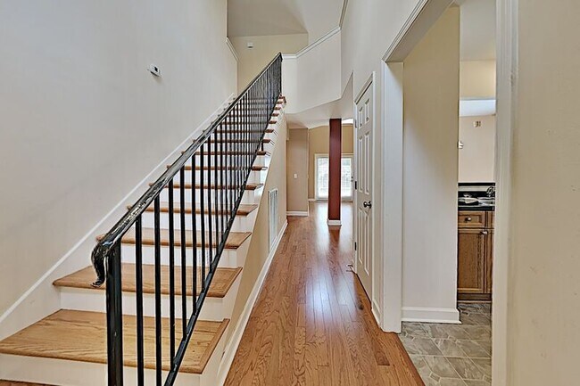 Building Photo - 616 Twin Oaks Ct