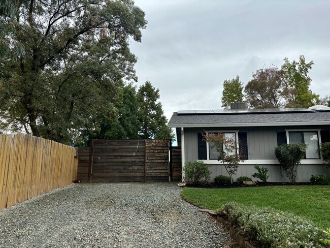 Building Photo - Stunning Eldorado 3/2!  ELECTRIC Included!...