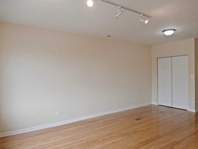 Building Photo - 3123 W Lawrence Ave