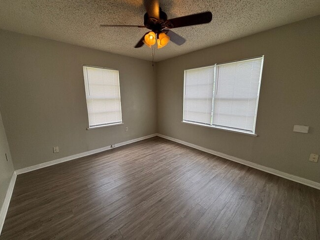 Building Photo - Lovely 5 Bedroom 2 Bathroom with a Fenced Backyard!