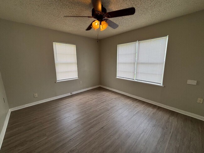Foto del edificio - Lovely 5 Bedroom 2 Bathroom with a Fenced Backyard!