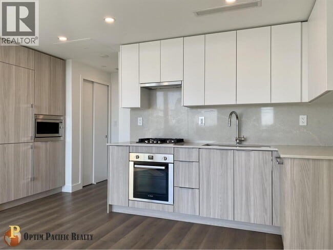 Building Photo - 901 Lougheed Hwy.