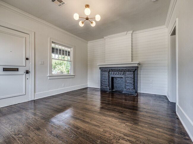 Building Photo - 2823 N Hudson Ave