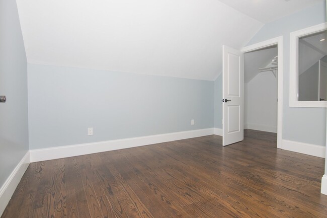 Building Photo - Fully Renovated Unit in Brighton for May 1...