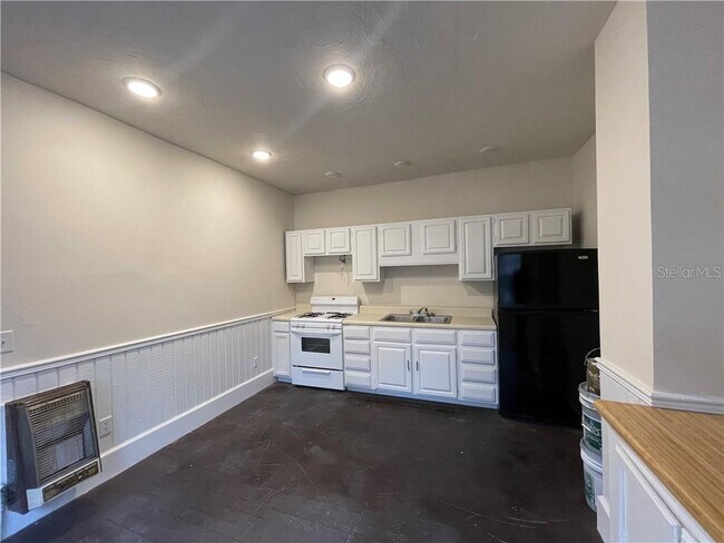 Building Photo - 138 W Howry Ave
