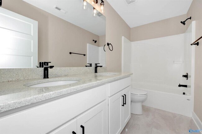 Building Photo - 2700 Woodview Dr SE