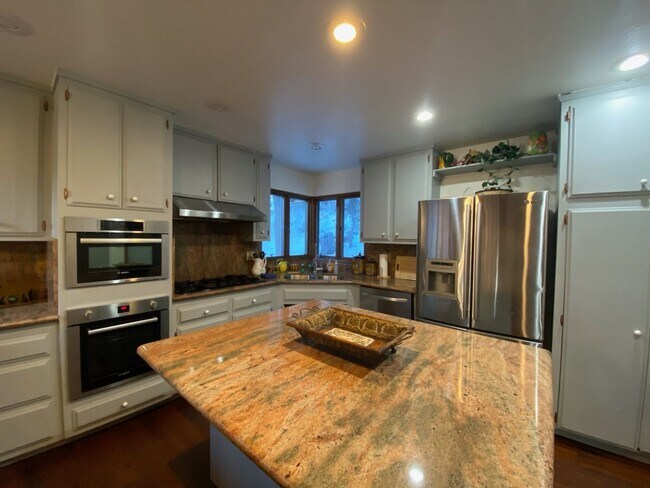 Building Photo - Spacious Home in Big Bear Lake with Garage
