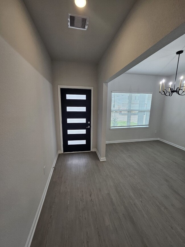 Building Photo - 2727 Crested Creek Ln