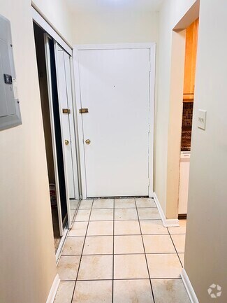 Building Photo - 655 Deepwoods Dr
