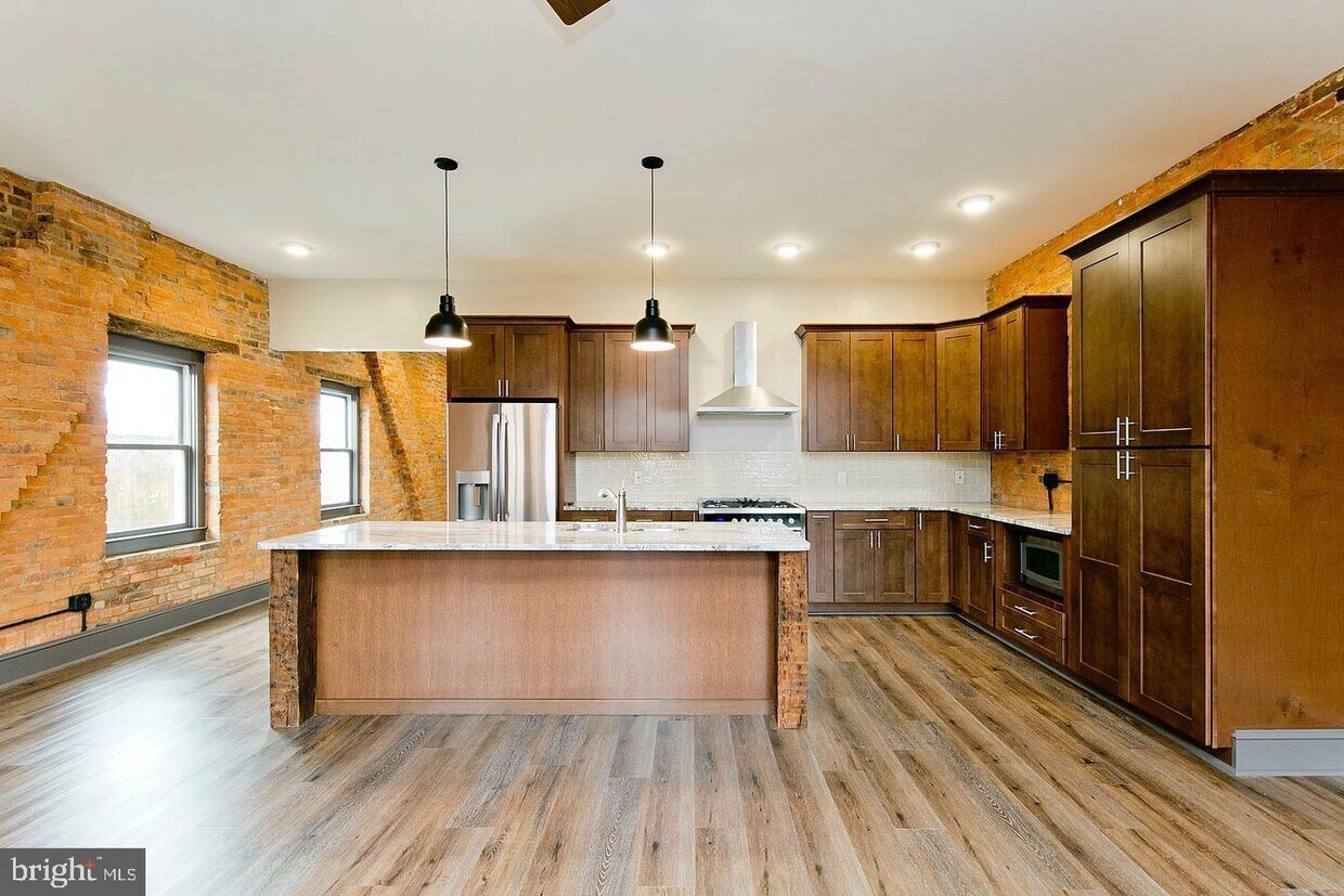 160 N Loudoun St Unit 301, Winchester, VA 22601 Room for Rent in