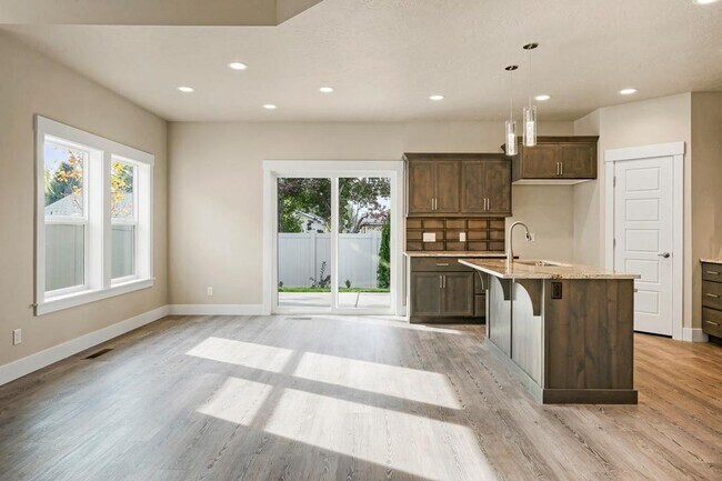 Foto del edificio - OPEN HOUSE THIS WEEKEND!! Stunning Home Ca...