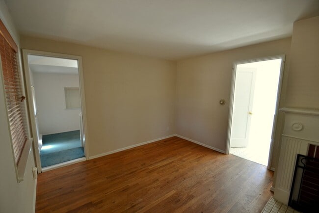Building Photo - 3bd/1.75ba Seattle Home