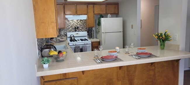 Cocina y barra de desayuno - 1571 W 207th St