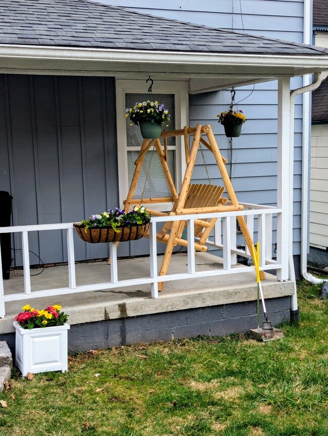 Front Porch - Last Tenant had a swing - 313 Ronceverte Ave
