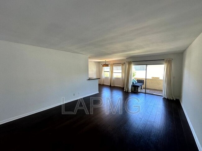 Foto del edificio - 5328 Newcastle Ave