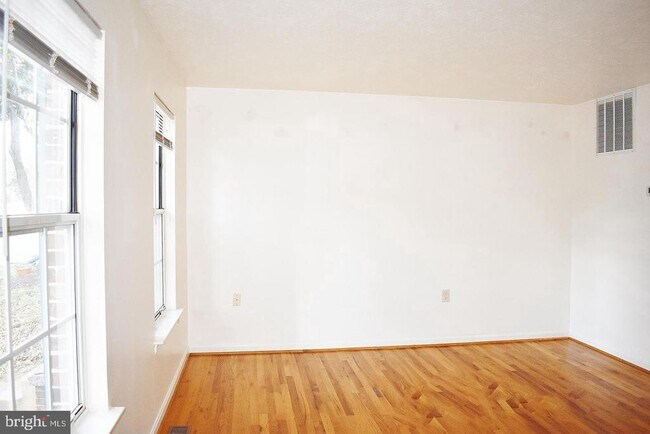 Foto del edificio - 107 Parkside Dr