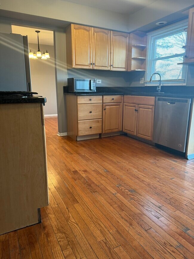 Building Photo - 2216 Briar Hill Dr