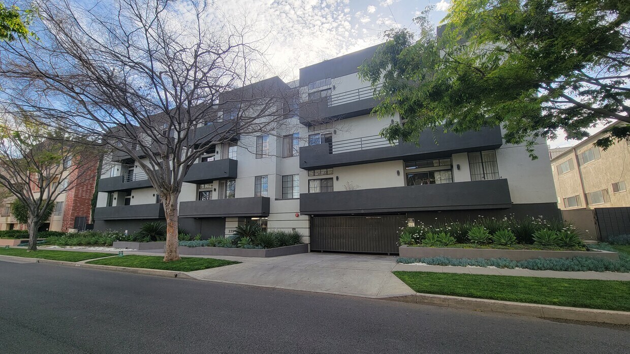235 S Reeves Dr Unit 303, Beverly Hills, CA 90212 Condo for Rent in