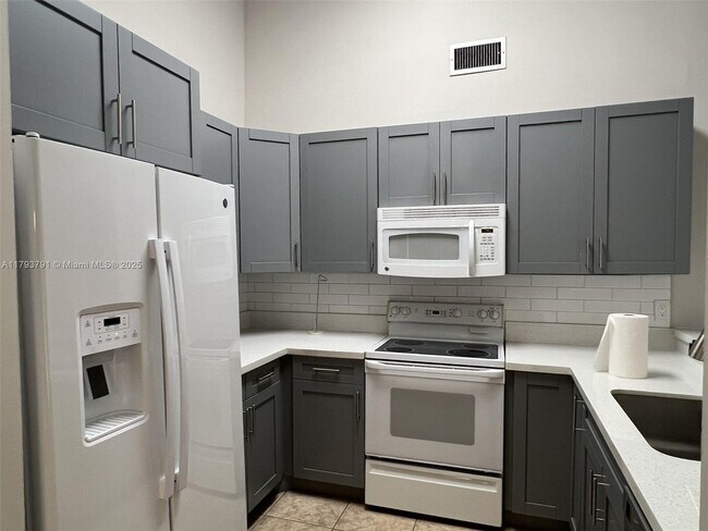 Foto del edificio - 451 Springdale Cir