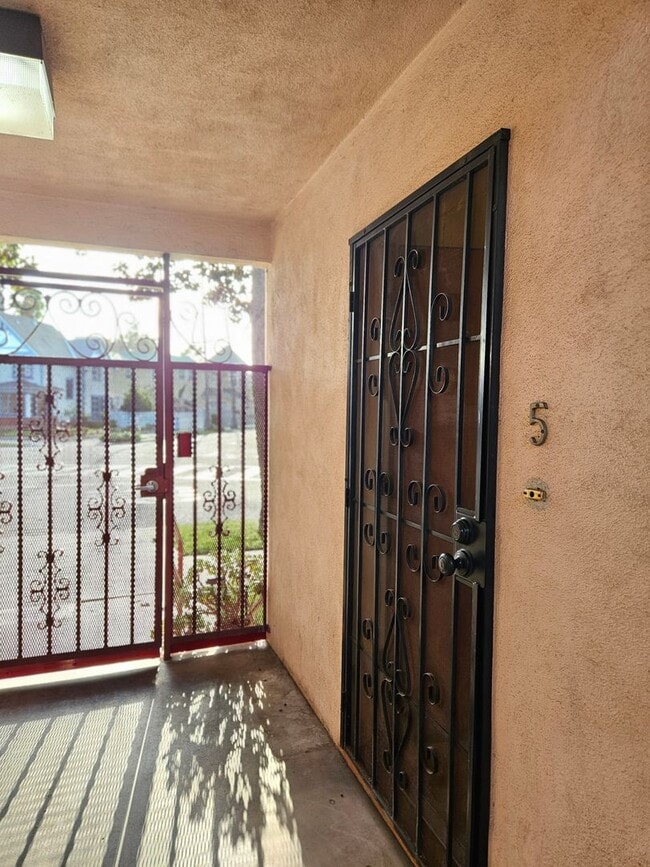 Building Photo - A French Park Beauty! OPEN HOUSE 3/26/2024...