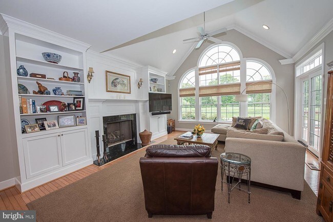 Building Photo - 131 Rossmore Dr