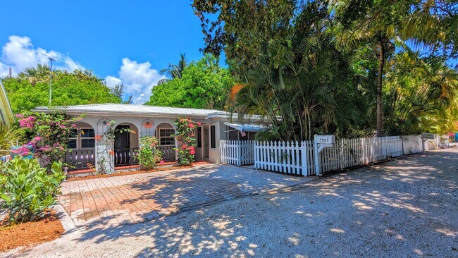 Foto del edificio - 3807 Periwinkle Ln