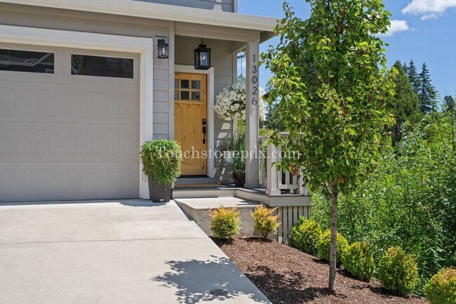 Building Photo - Luxurious 4 Bed/3.5 Bath Residence - Your ...