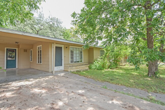 Building Photo - 3/2 with 2 living rooms & a Huge Yard