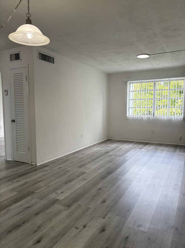 Sala de estar de 1 habitación - Palmetto Golf Club Apartments