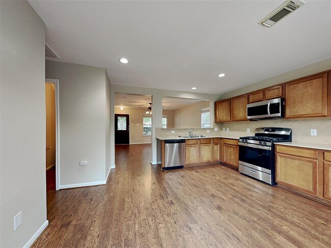 Foto del edificio - 11338 Log Cabin Ln