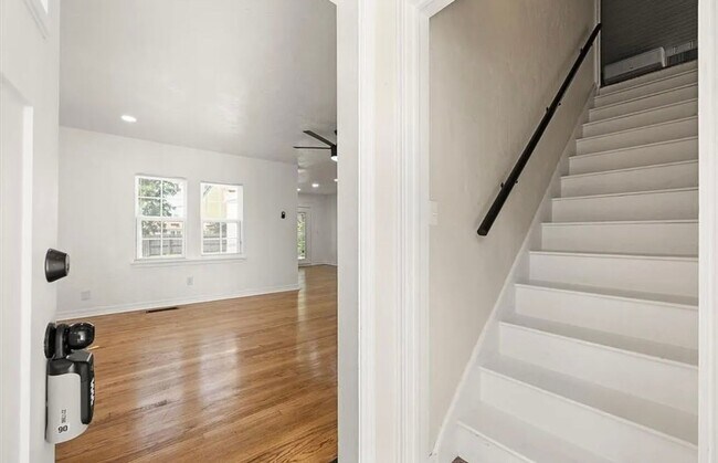 Building Photo - Charming Central OKC/Venice Neighborhood h...