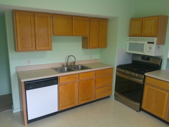 Building Photo - 3 bed/2 bath home w/Central Air