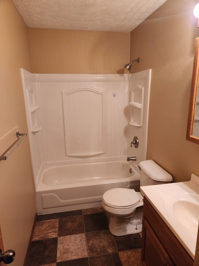 Building Photo - 3 Bed 2 Bath Spacious home!