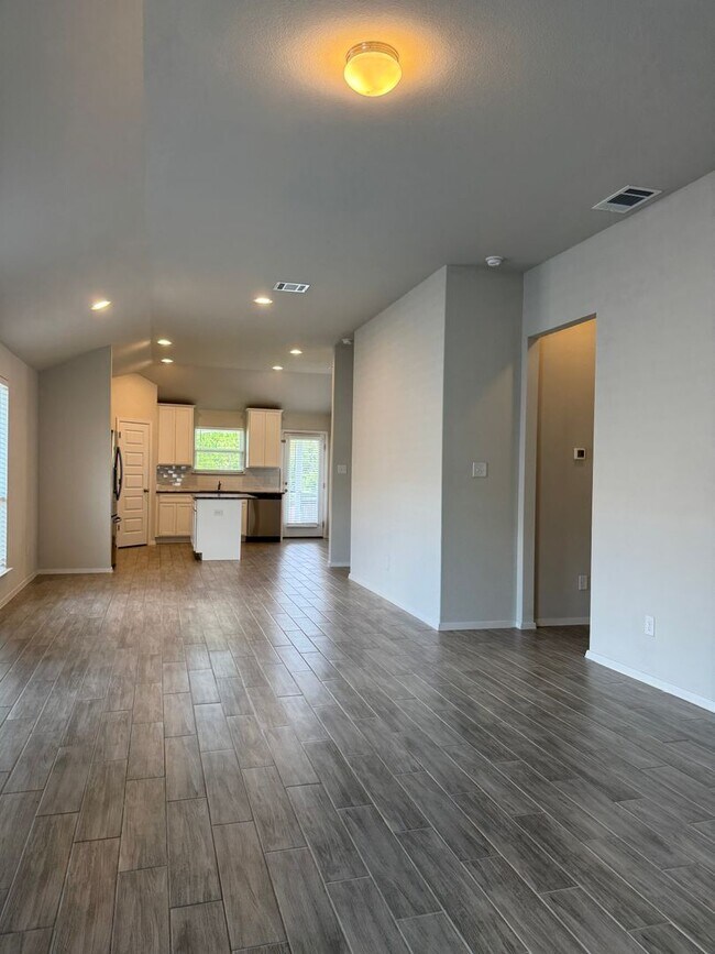 Foto del edificio - 2 BR/2BA | Newly Renovated Single Family Home | 1-Car Garage Parking | Fenced backyard  In Austin!