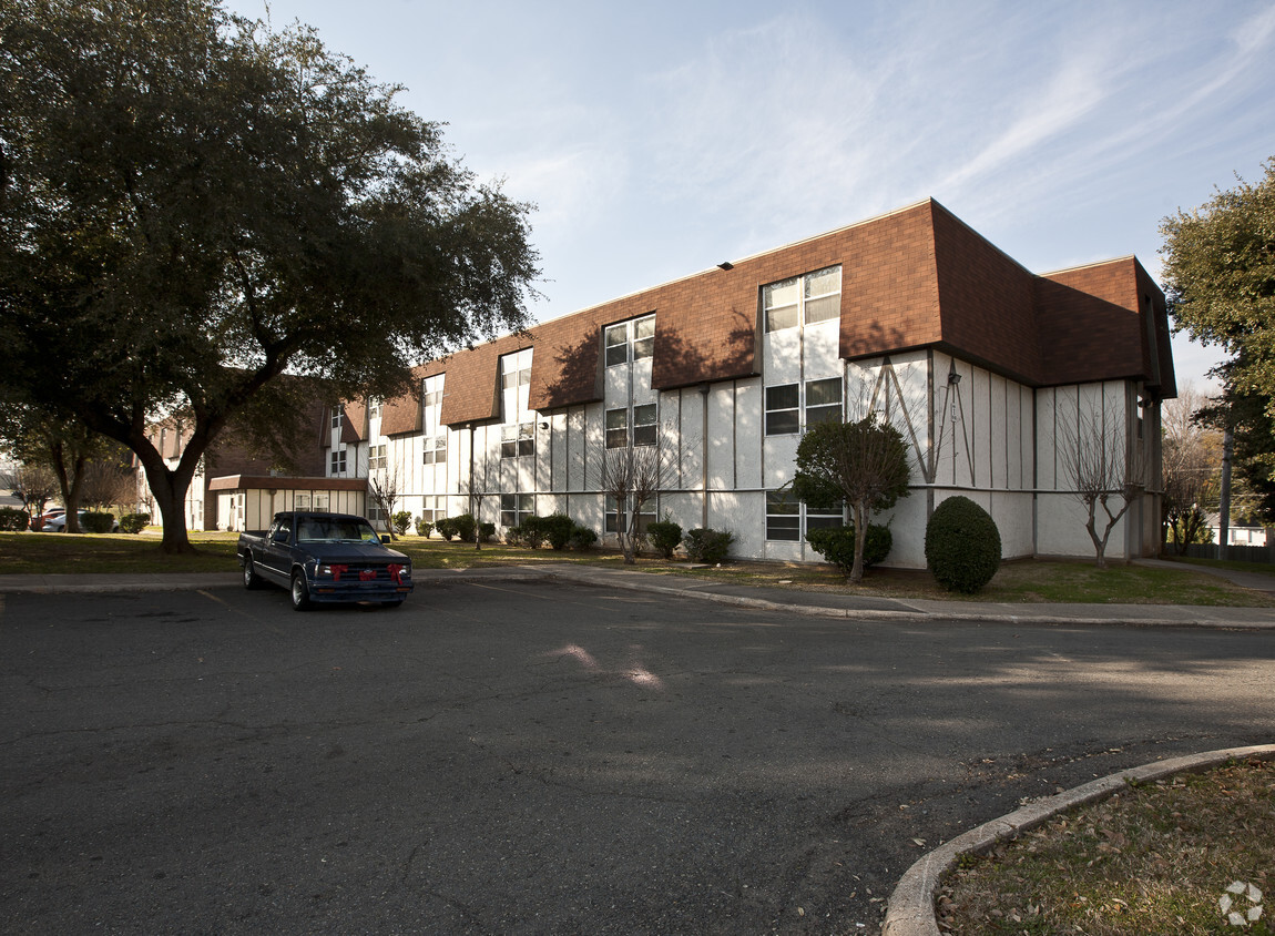 Primary Photo - Wellington Square Apartments