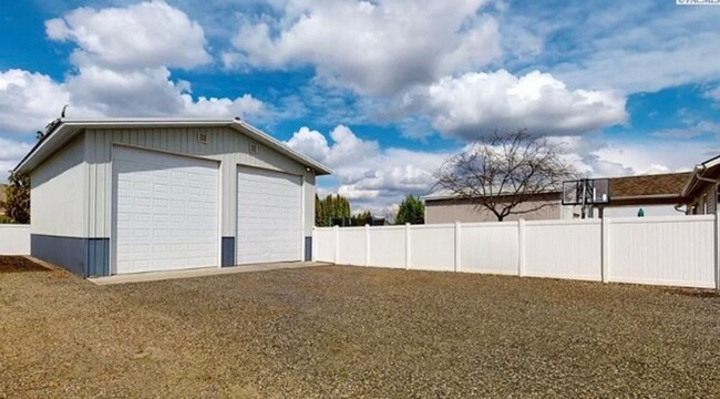 Foto del edificio - West Pasco Rambler with and Two Car Garage...