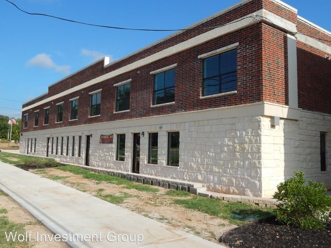 Building Photo - 605 E University Ave