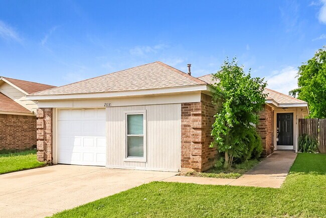 Foto del edificio - 2618 Butterfield Dr